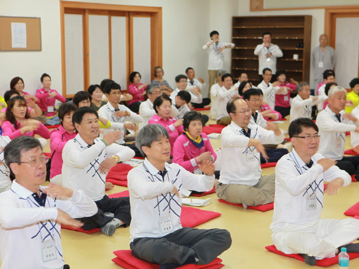 조강철 전남지부장님의 향공체조 시범 및 즐거운 시간