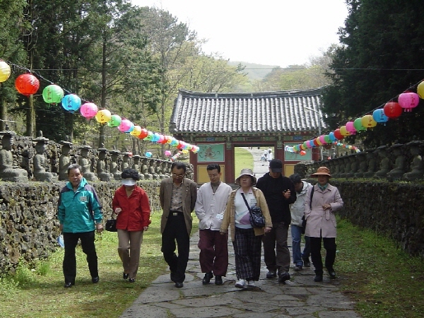 70-2006춘계수련대회/제주 - 관음사-왼쪽부터
강언식/김선옥/___/김봉래/원유자/강성숙/유정애