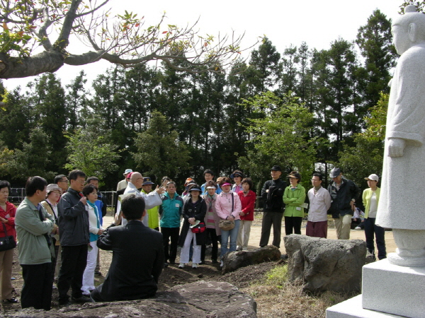 석상 앞에서 - .........