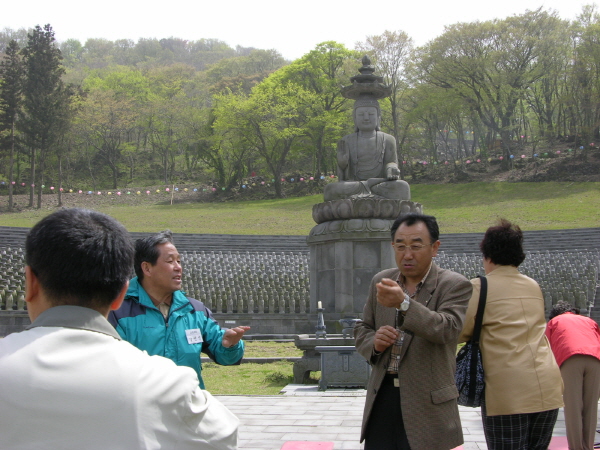 아쉬움의 인사 - 다음에 만날 것을 기약하면서 아쉬운 인사를 나누시는 동문들...