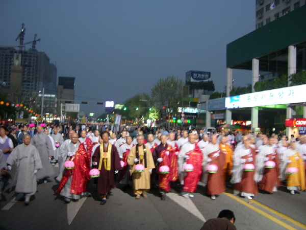 큰스님들의 행렬 - 선두에 각 종단의 큰스님들이 행진하시며 길가의 인파에 손을 흔들어 인사하신다.