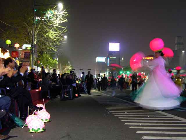 내빈석에서... - 행렬이 잠시 멈추고 화려한 무희의 율동에 큰 박수가 터지다.
명호근 명예회장님의 박수치시는 모습이 보인다.