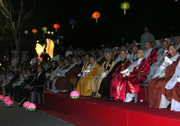 내빈석 - 불교계의 주요 인사들로 가득찬 내빈석의 모습. 많은 박수를 보내시며 행렬의 불자들을 격려하시다.