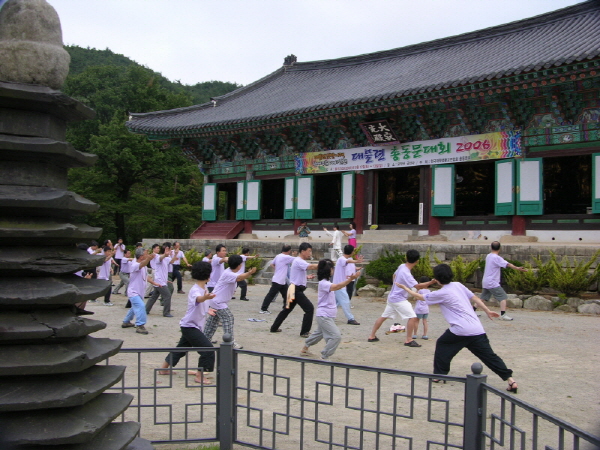 태극권체조 - 상쾌한 산사의 아침공기를 가르며 열심히 채조를 따라 합니다.