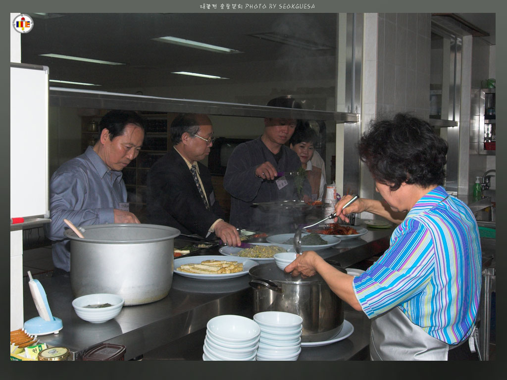 저녁공양 - 식판에 배식을 받아 맛있게 저녁을 먹다.