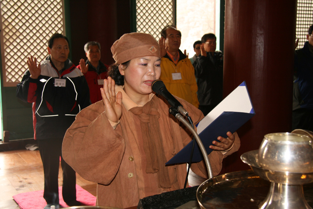 선서문 낭독하시는 강손주 총무님 - 사진을 클릭하시면 더 크게 보실 수 있습니다.