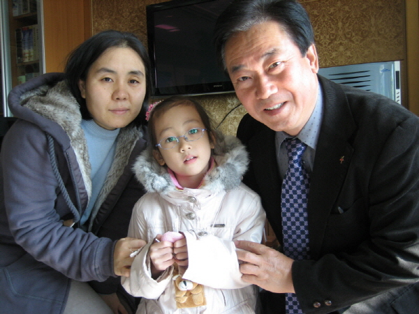 심장병 어린이 돕기 천연염색 전시회 - 모두가 건강해야 하나 안타깝게도 심장병을 앓고 있는 기안초 1-2반 송지혜어린이가 10시간의 수술을 의지로 극복하고 회복기에 있습니다.
모두의 관심과 뜻을 모아 전시회를 마쳤고 수익급 전액(1230,000원)을 전달했습니다.