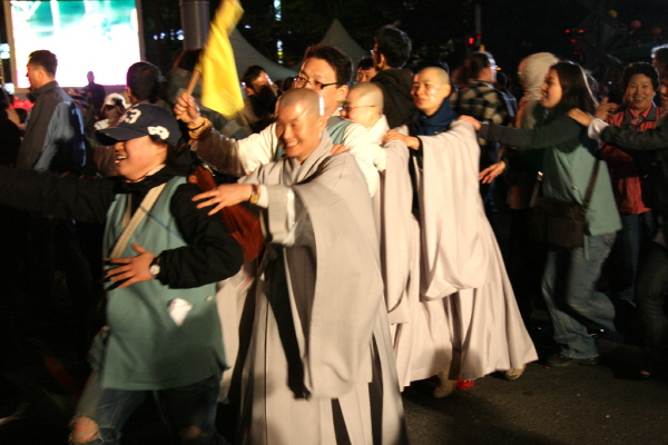 2009년 연등제 - 종각앞에서 연등제 마치고 축제를 즐기다