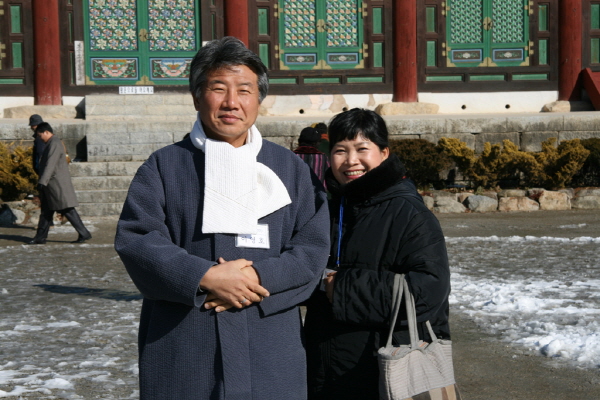 53 사찰순례 금산사 - 이영호 선배님 강손주 법우가 미륵전 무쇠받침을 쓰다듬으며 소원했어요.. 나중에 장관님 하실때까지 소원 빌어준다고.. 꼭 소원성취하세요.. 