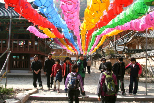 13차 사찰순례 백양사 - 백양사 절내...
정리되고 정갈한 모습이라기 보다 소란스럽고 분주하다
오늘 산사음악회가 있나보다.