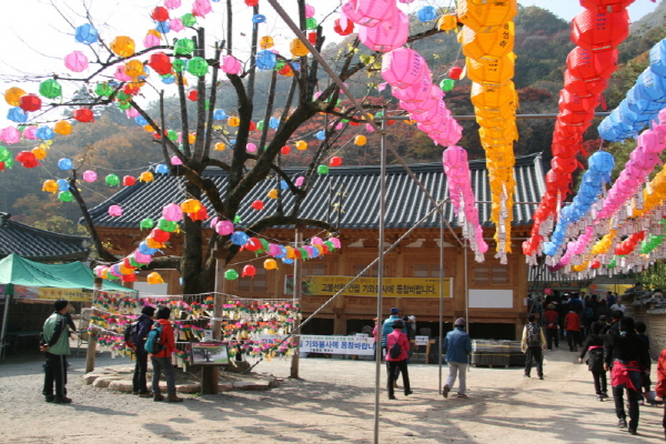 13차 사찰순례 백양사 - 백양사 절내...
정리되고 정갈한 모습이라기 보다 소란스럽고 분주하다
오늘 산사음악회가 있나보다.