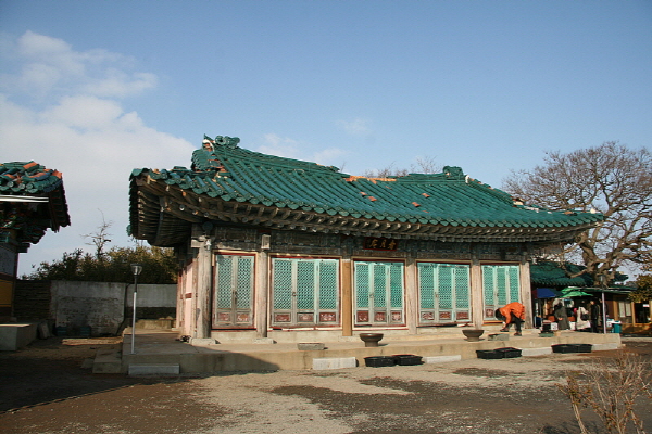 14차 사찰순례 수덕사 간월암 - 지난 태풍에 기와가 모두 날라 간 모습