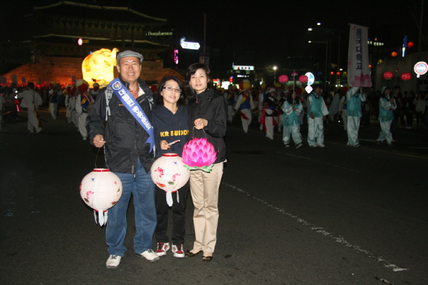 2011 부처님오신날 제등행렬 대불련 동문회 - 손권찬부부 기념사진 